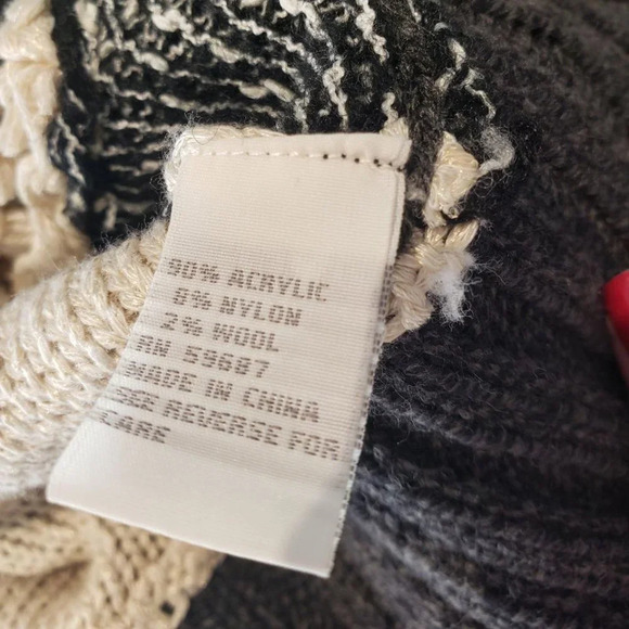 Brand New With  Tags Unique knit patched sweater - Picture 5 of 5